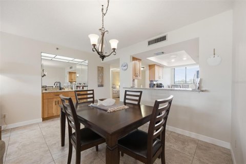 Condo in Largo, Florida, 2 bedrooms  № 2377930 - photo 12
