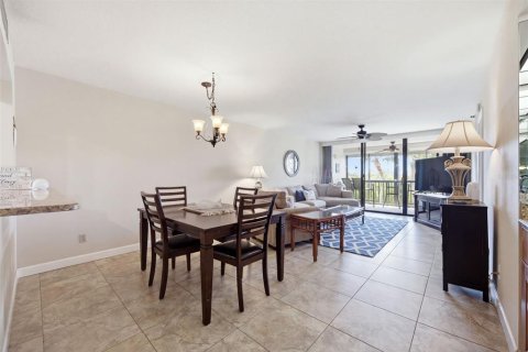 Condo in Largo, Florida, 2 bedrooms  № 2377930 - photo 11