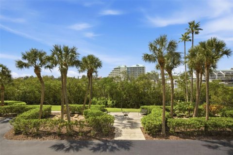 Condo in Largo, Florida, 2 bedrooms  № 2377930 - photo 17