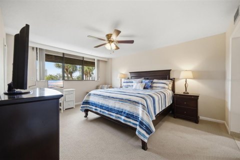Condo in Largo, Florida, 2 bedrooms  № 2377930 - photo 16
