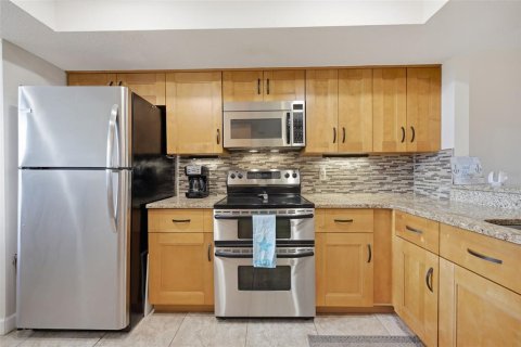 Condo in Largo, Florida, 2 bedrooms  № 2377930 - photo 7