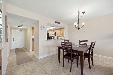 Condo in Largo, Florida, 2 bedrooms  № 2377930 - photo 13