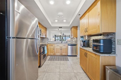 Condo in Largo, Florida, 2 bedrooms  № 2377930 - photo 9