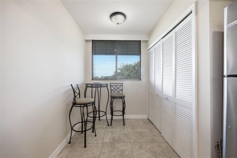 Condo in Largo, Florida, 2 bedrooms  № 2377930 - photo 14