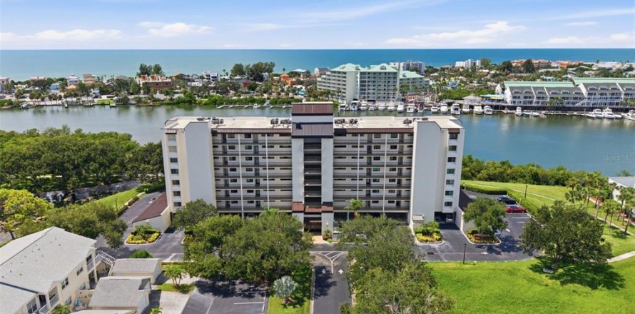Condo in Largo, Florida, 2 bedrooms  № 2377930