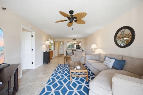 Condo in Largo, Florida, 2 bedrooms  № 2377930 - photo 4