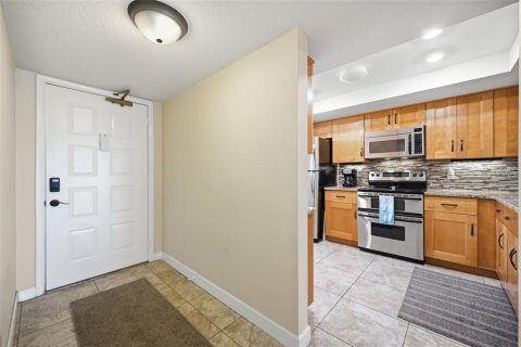 Condo in Largo, Florida, 2 bedrooms  № 2377930 - photo 6