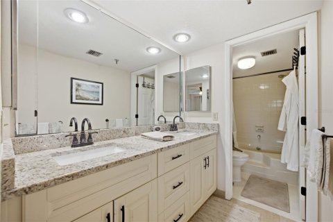 Condo in Largo, Florida, 2 bedrooms  № 2377930 - photo 24
