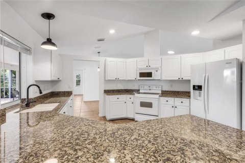 House in Cape Coral, Florida 3 bedrooms, 184.6 sq.m. № 2408424 - photo 14