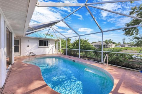 House in Cape Coral, Florida 3 bedrooms, 184.6 sq.m. № 2408424 - photo 25