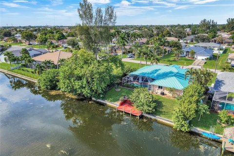 House in Cape Coral, Florida 3 bedrooms, 184.6 sq.m. № 2408424 - photo 29