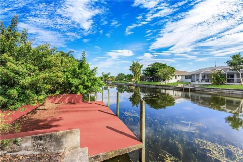 House in Cape Coral, Florida 3 bedrooms, 184.6 sq.m. № 2408424 - photo 30