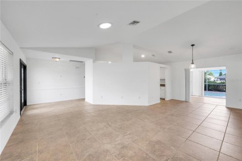 House in Cape Coral, Florida 3 bedrooms, 184.6 sq.m. № 2408424 - photo 6