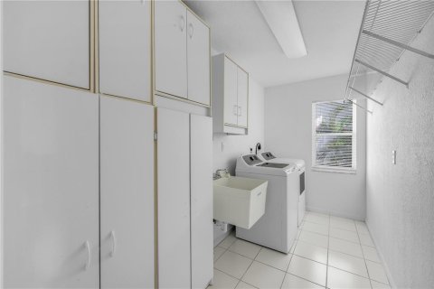 House in Cape Coral, Florida 3 bedrooms, 184.6 sq.m. № 2408424 - photo 22