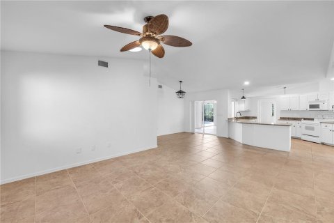 House in Cape Coral, Florida 3 bedrooms, 184.6 sq.m. № 2408424 - photo 15