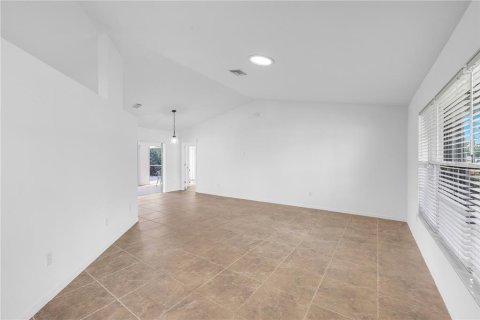 House in Cape Coral, Florida 3 bedrooms, 184.6 sq.m. № 2408424 - photo 5