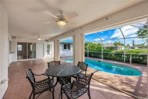House in Cape Coral, Florida 3 bedrooms, 184.6 sq.m. № 2408424 - photo 23