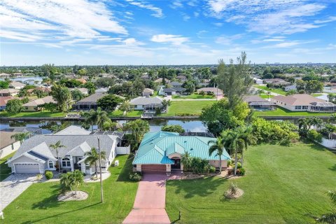 House in Cape Coral, Florida 3 bedrooms, 184.6 sq.m. № 2408424 - photo 26