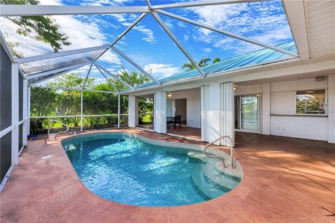 House in Cape Coral, Florida 3 bedrooms, 184.6 sq.m. № 2408424 - photo 2