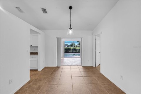House in Cape Coral, Florida 3 bedrooms, 184.6 sq.m. № 2408424 - photo 16