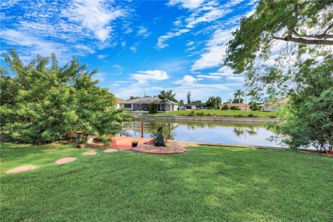 House in Cape Coral, Florida 3 bedrooms, 184.6 sq.m. № 2408424 - photo 27