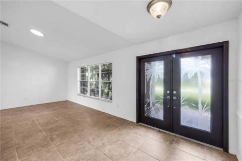 House in Cape Coral, Florida 3 bedrooms, 184.6 sq.m. № 2408424 - photo 17