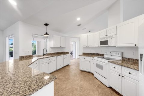 House in Cape Coral, Florida 3 bedrooms, 184.6 sq.m. № 2408424 - photo 3