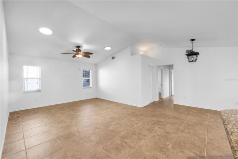 House in Cape Coral, Florida 3 bedrooms, 184.6 sq.m. № 2408424 - photo 18