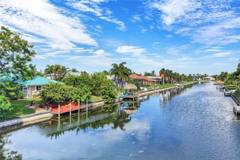 House in Cape Coral, Florida 3 bedrooms, 184.6 sq.m. № 2408424 - photo 28