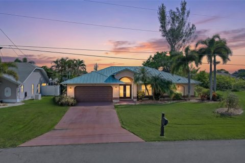 House in Cape Coral, Florida 3 bedrooms, 184.6 sq.m. № 2408424