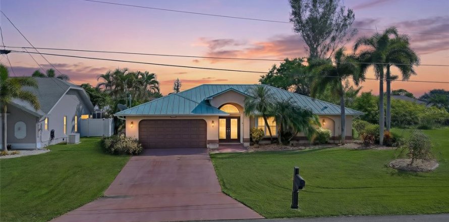 House in Cape Coral, Florida 3 bedrooms, 184.6 sq.m. № 2408424