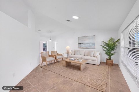 House in Cape Coral, Florida 3 bedrooms, 184.6 sq.m. № 2408424 - photo 4