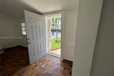 Immobilier commercial à vendre à Miami, Floride: 152.36 m2 № 1939679 - photo 17