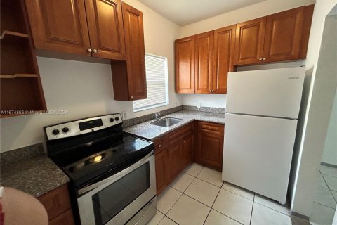 Immobilier commercial à vendre à Miami, Floride: 152.36 m2 № 1939679 - photo 2