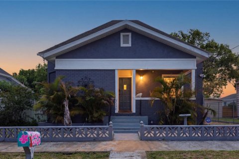 House in Tampa, Florida 3 bedrooms, 98.1 sq.m. № 2151458