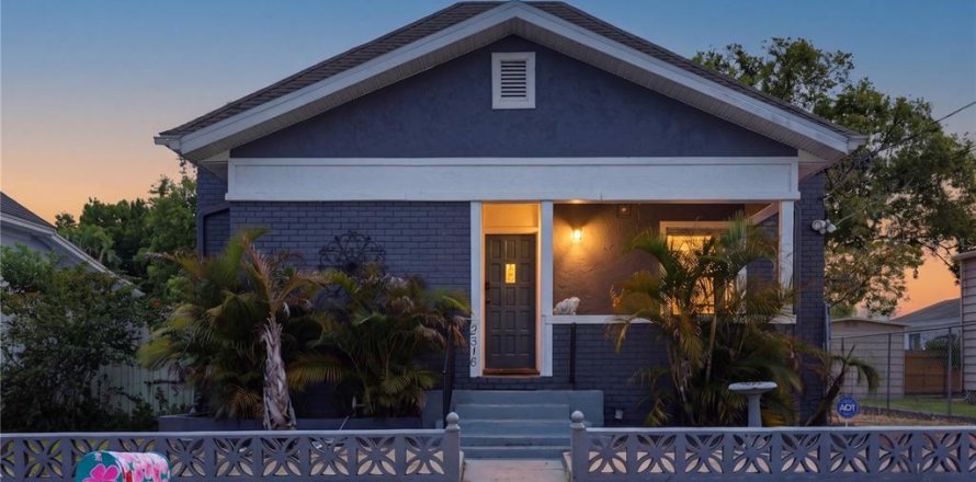House in Tampa, Florida 3 bedrooms, 98.1 sq.m. № 2151458