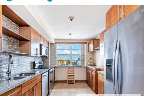 Condo in Aventura, Florida, 2 bedrooms  № 2061668 - photo 10