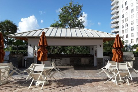 Condo in Aventura, Florida, 2 bedrooms  № 2061668 - photo 27