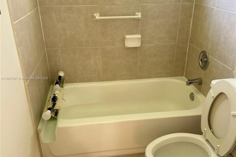 Copropriété à louer à Miami, Floride: 2 chambres, 96.8 m2 № 1933031 - photo 17