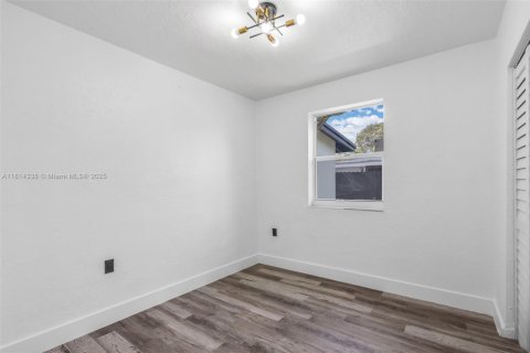 Casa en venta en Miami, Florida, 3 dormitorios, 138.42 m2 № 1768599 - foto 22