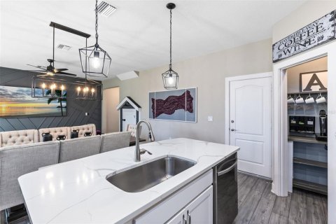 House in Four Corners, Florida 4 bedrooms, 168.8 sq.m. № 2108988 - photo 5