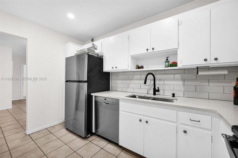 Condo in Hollywood, Florida, 2 bedrooms № 2059676 - photo 5
