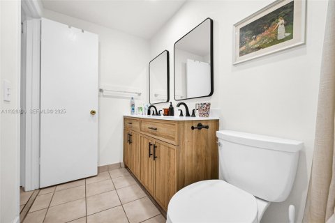 Condo in Hollywood, Florida, 2 bedrooms № 2059676 - photo 18