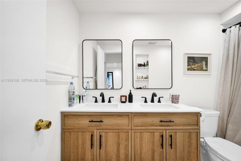 Condo in Hollywood, Florida, 2 bedrooms № 2059676 - photo 17