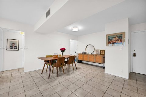 Condo in Hollywood, Florida, 2 bedrooms № 2059676 - photo 27