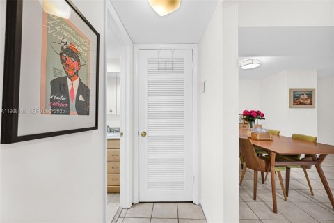 Condo in Hollywood, Florida, 2 bedrooms № 2059676 - photo 23