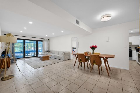 Condo in Hollywood, Florida, 2 bedrooms № 2059676 - photo 26