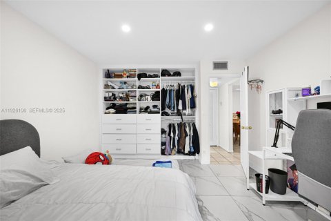 Condo in Hollywood, Florida, 2 bedrooms № 2059676 - photo 22