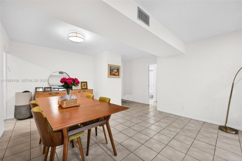 Condo in Hollywood, Florida, 2 bedrooms № 2059676 - photo 30