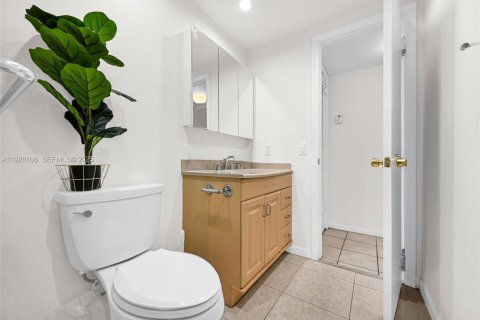 Condo in Hollywood, Florida, 2 bedrooms № 2059676 - photo 25